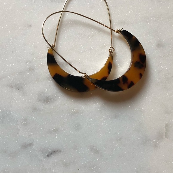 NWOT Tortoise Resin Crescent Hoops - Picture 3 of 3
